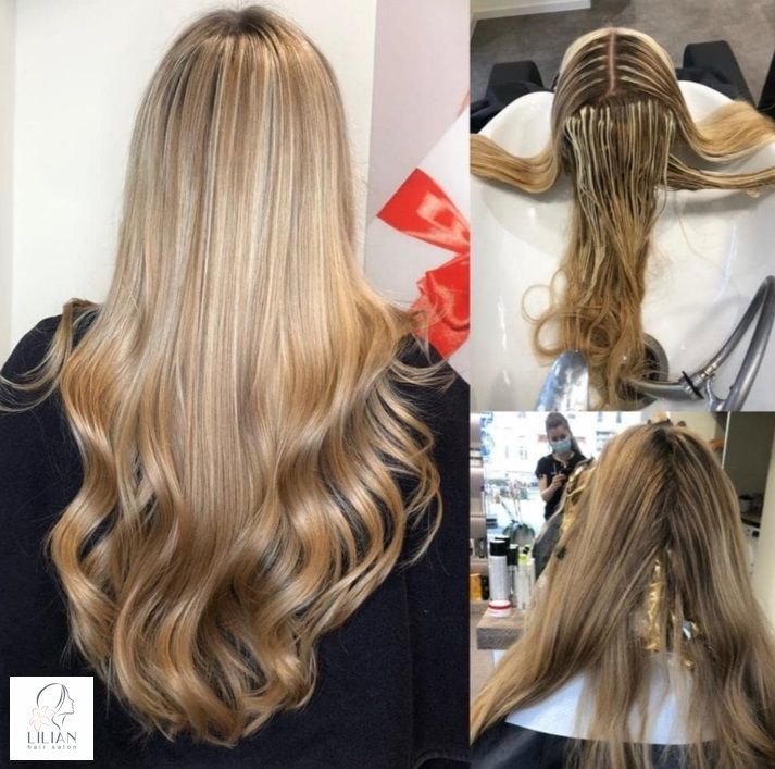 Eine Frau mit langen blonden Haaren lässt sich die Haare machen