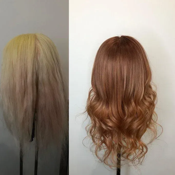 Ein Schaufensterpuppenkopf mit blonden Haaren und ein Schaufensterpuppenkopf mit roten Haaren.