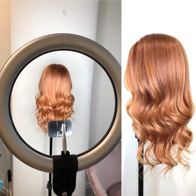 Das Haar einer Frau wird in einem Ringlicht reflektiert