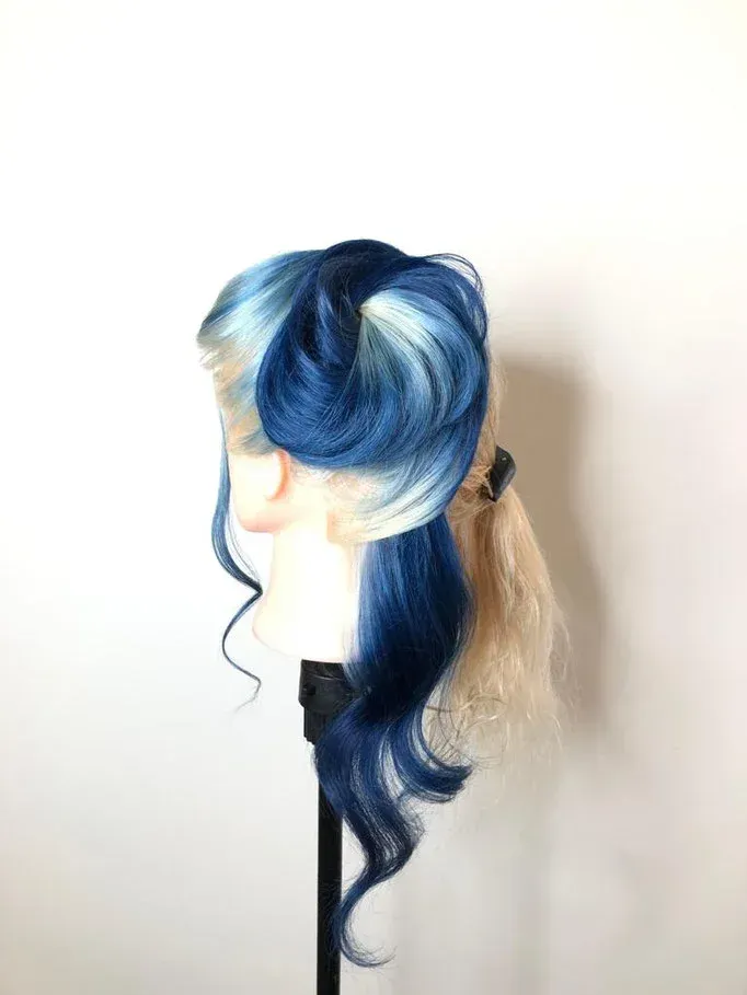 Eine Schaufensterpuppe mit blauen und blonden Haaren trägt einen Pferdeschwanz.