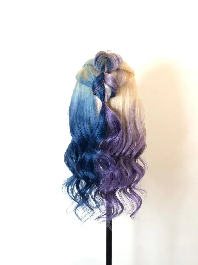 Ein Schaufensterpuppenkopf mit blauen und violetten Haaren.