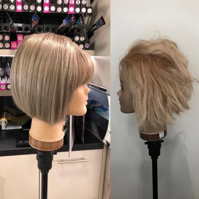 Ein Schaufensterpuppenkopf mit blonden Haaren und einer Perücke darauf