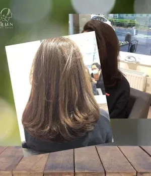 Ein Bild von den Haaren einer Frau liegt auf einem Holztisch