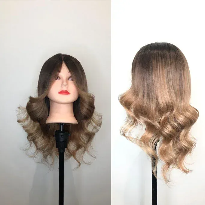 Ein Schaufensterpuppenkopf mit einer Perücke darauf