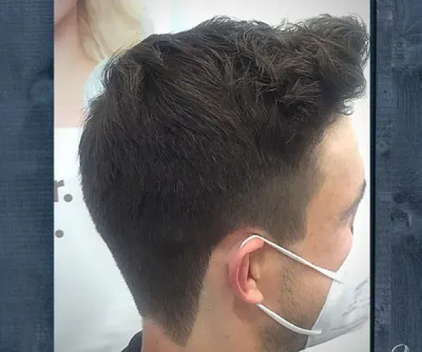 Ein Mann mit Gesichtsmaske und Bart.