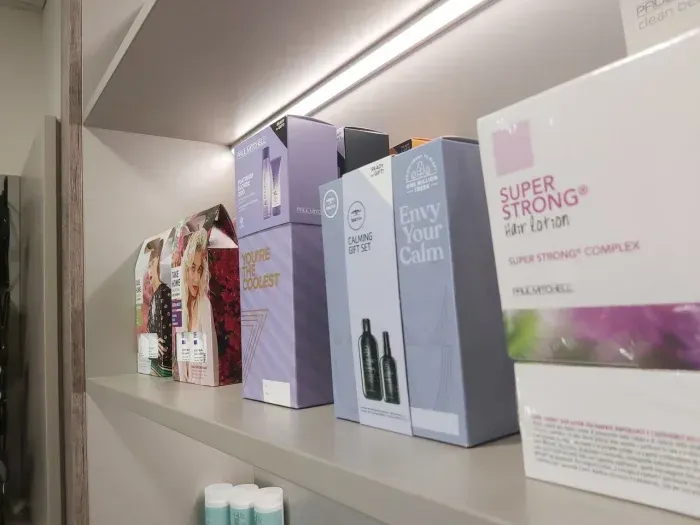 Ein Regal voller Schachteln mit Haarpflegeprodukten in einem Salon.