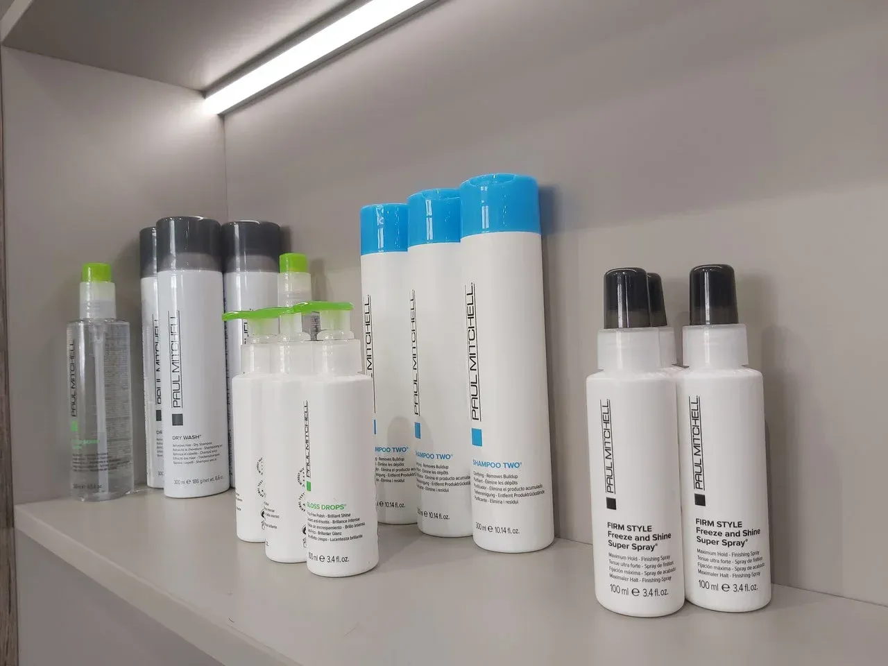 Ein Regal voller Flaschen Shampoo und Spülung