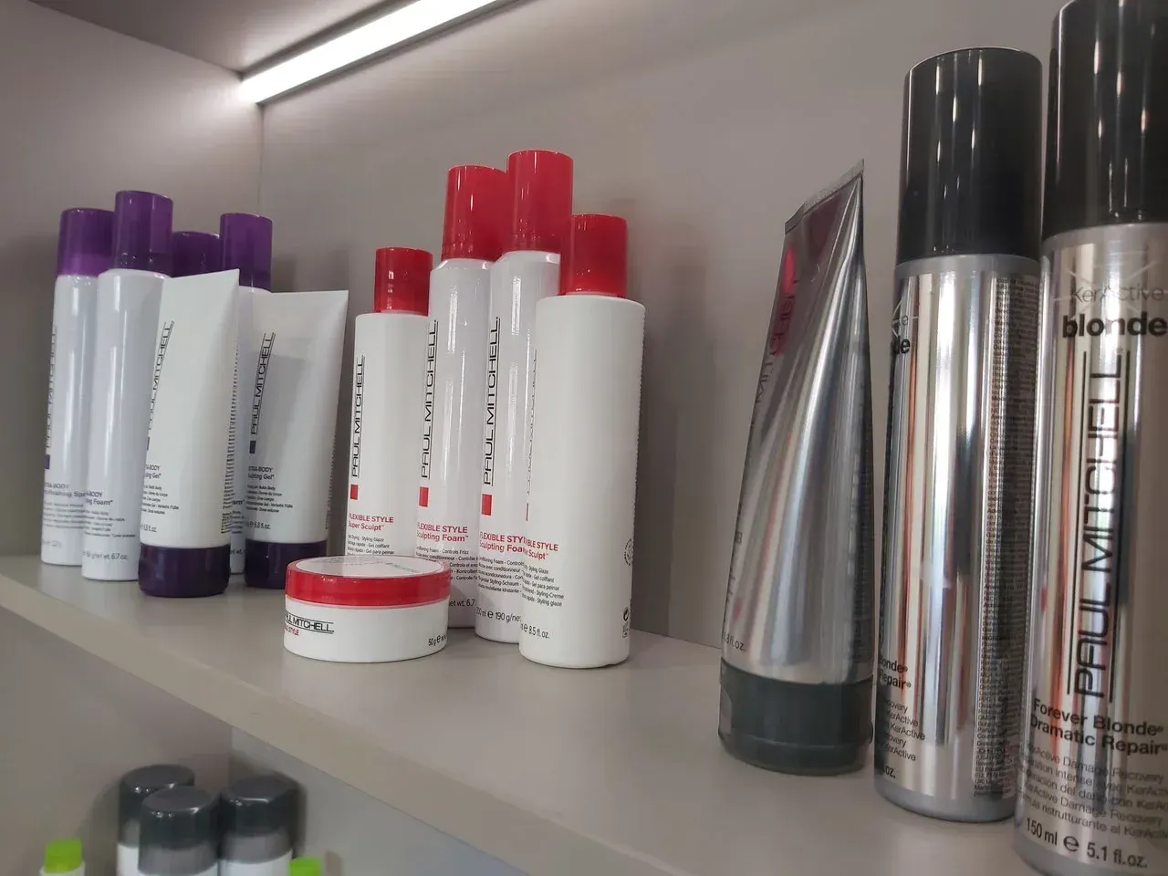 Ein Regal voller Haarprodukte, darunter Paul Mitchell