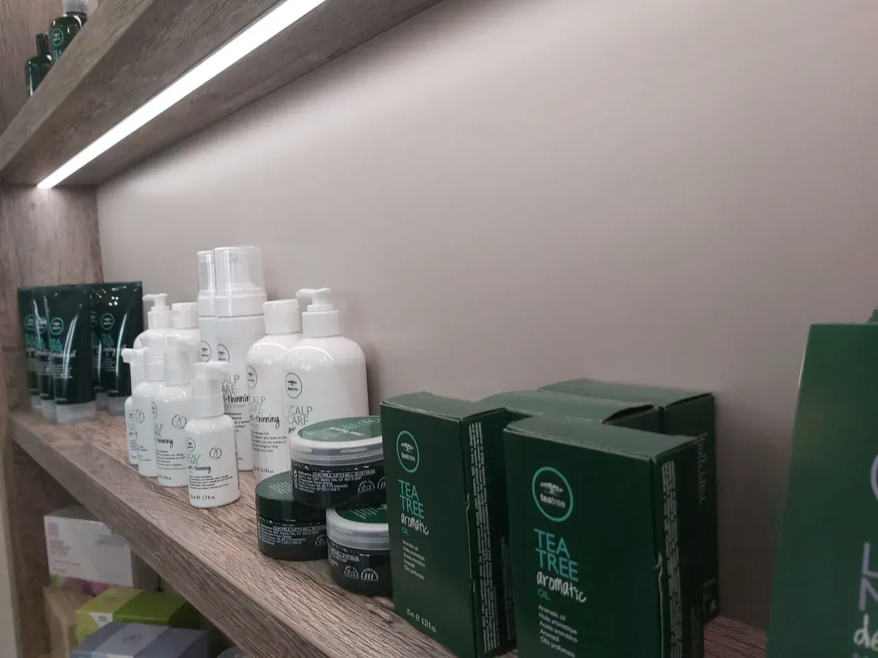 Ein Regal voller Flaschen und Schachteln mit Kosmetika.