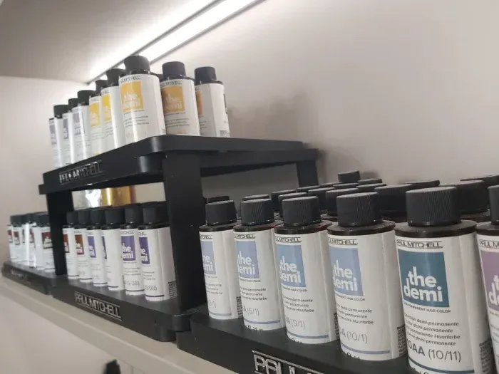 Ein Regal voller Flaschen mit Haarpflegeprodukten, einschließlich der Demi