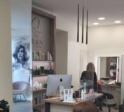 Eine Frau lässt sich in einem Friseursalon die Haare machen