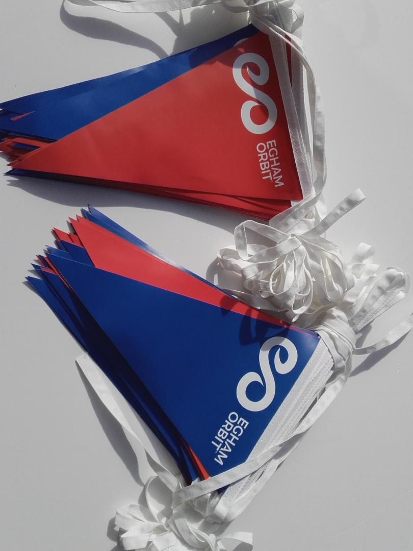 A bunch of red and blue flags with the letters sp on them