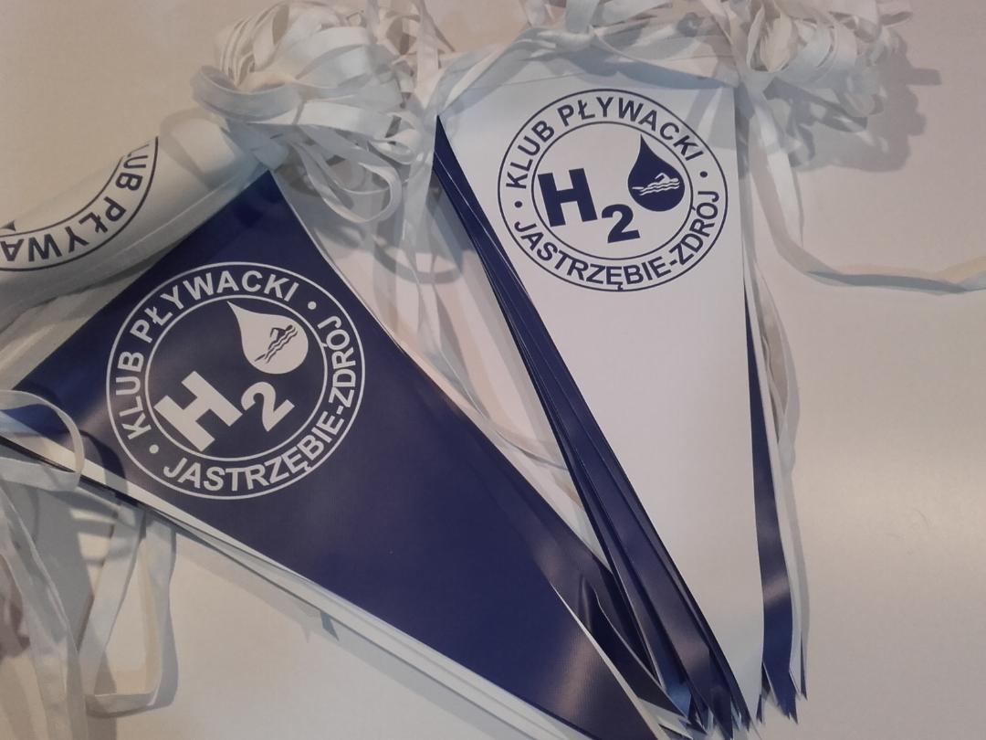 A blue and white flag that says h2 on it