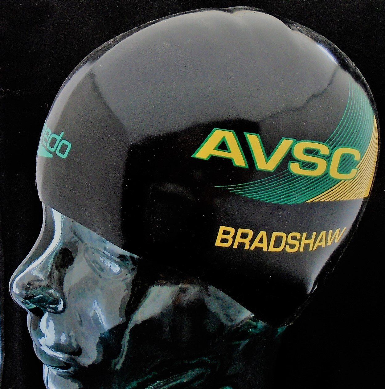 En sort hjelm hvorpå der står AVSC Bradshaw