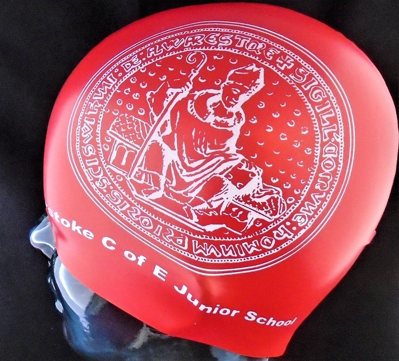 En rød badehætte med teksten 