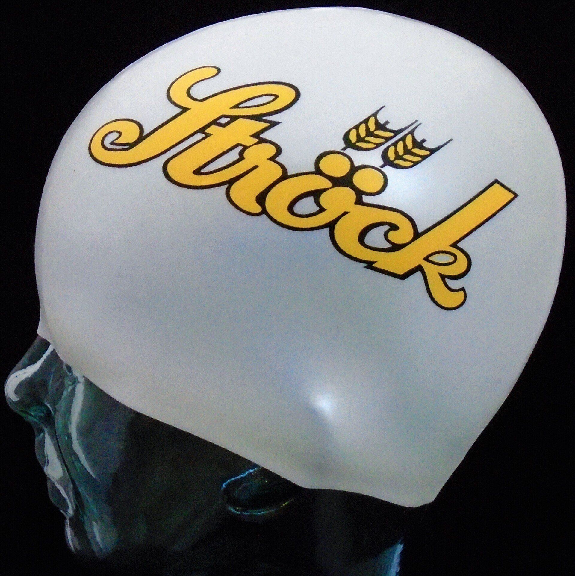 En hvid hjelm med ordet trick på