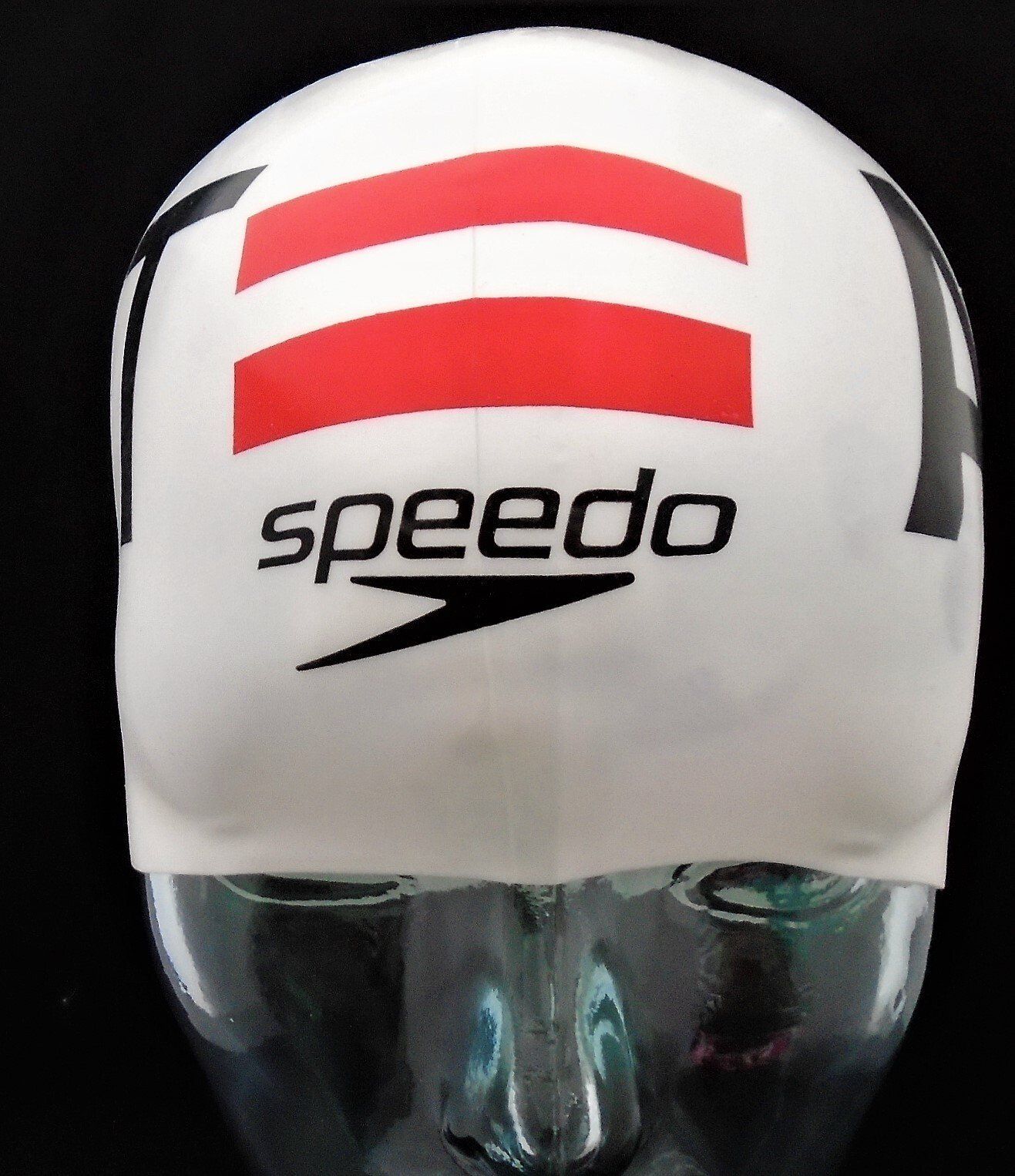 En speedo badehætte er på et mannequinhoved