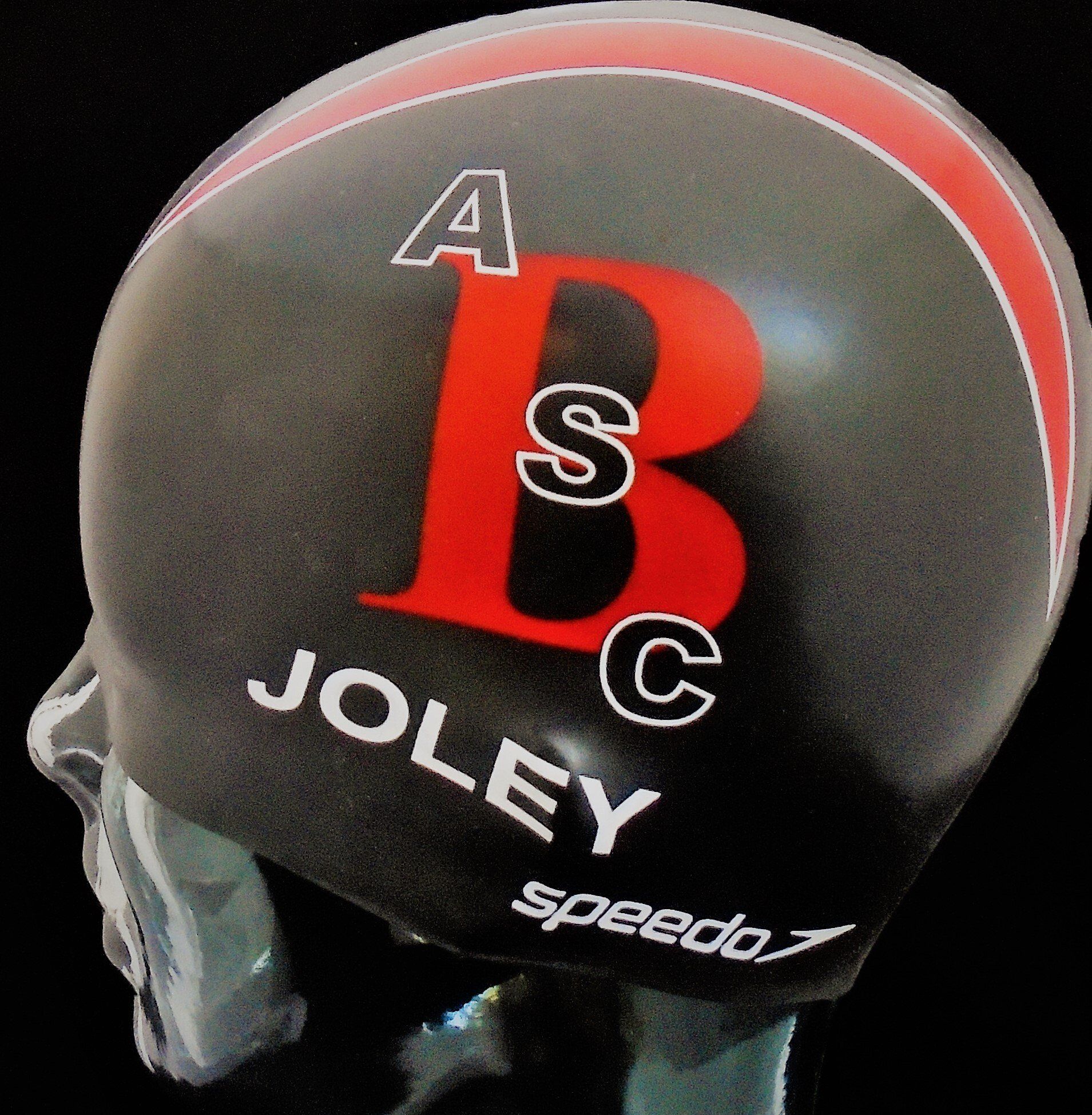 En Speedo badehætte med navnet Joley på