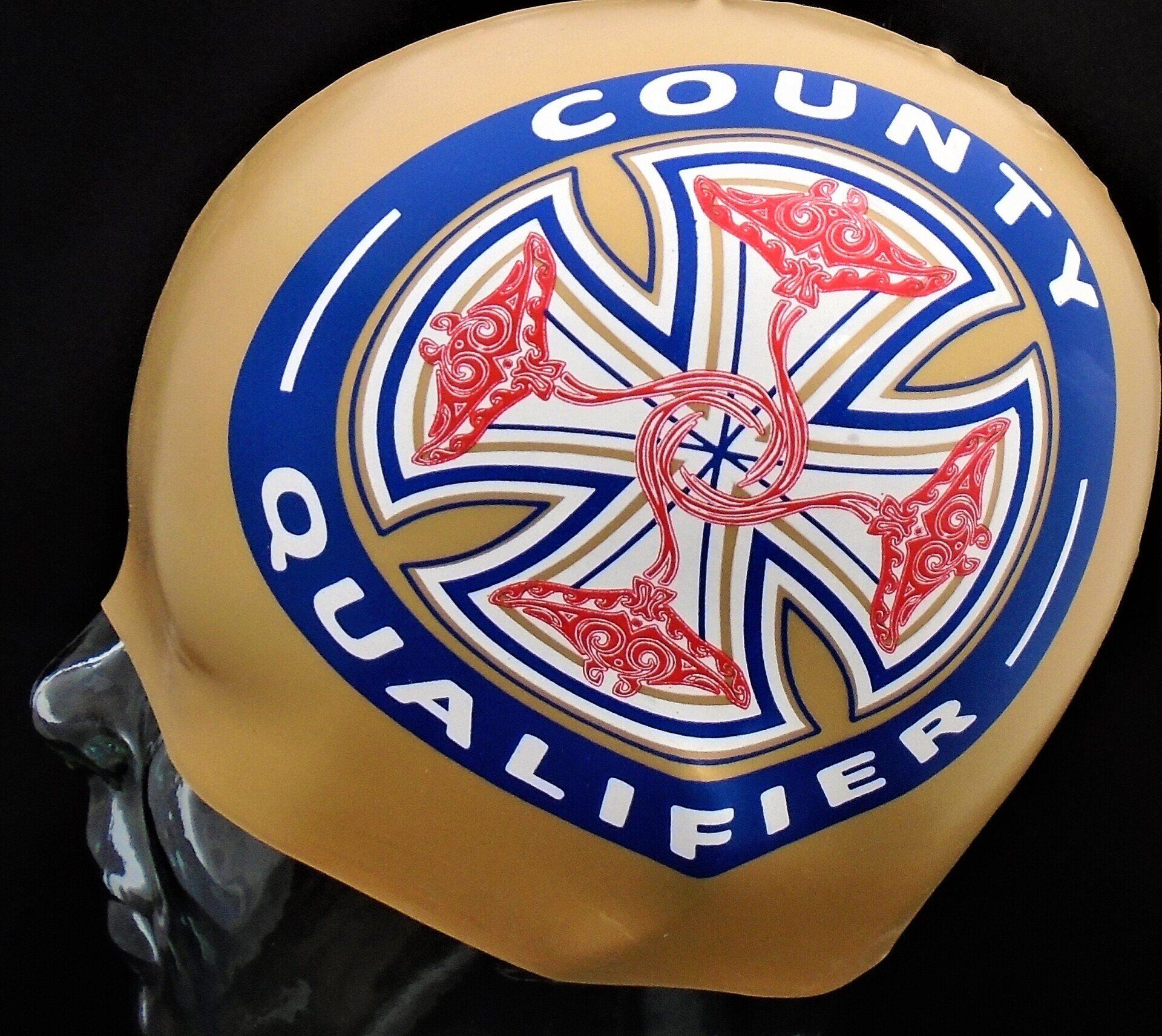 En amts kvalifikations badehætte med kors på