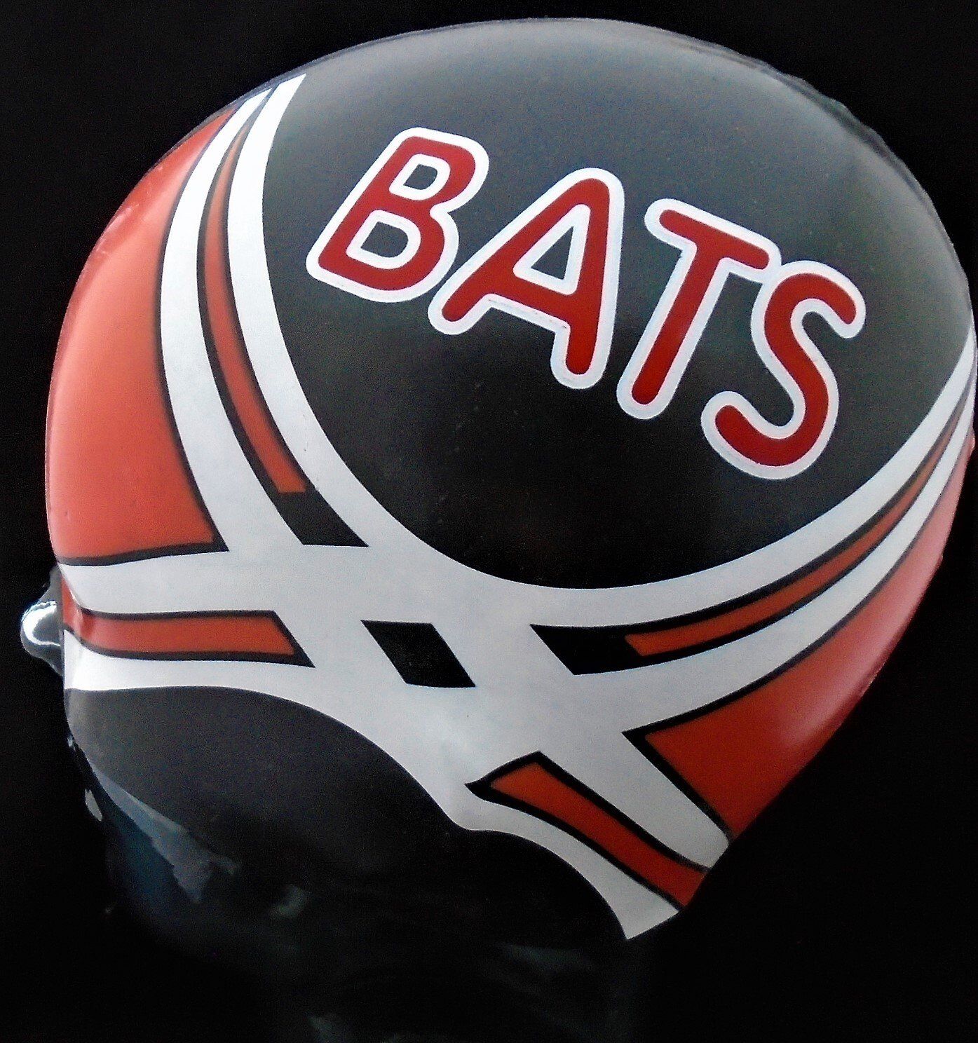 En sort og rød hjelm med ordet flagermus på