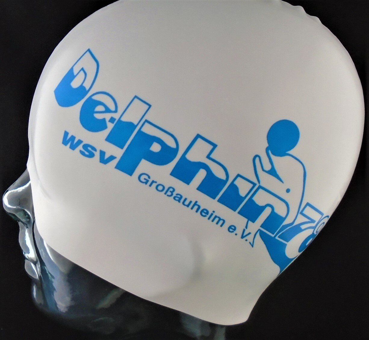 En hvid badehætte med ordet delfin på