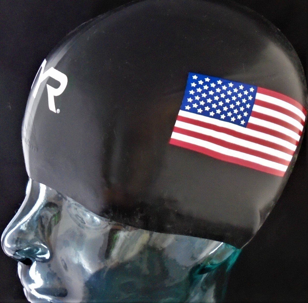 En sort badehætte med et amerikansk flag på