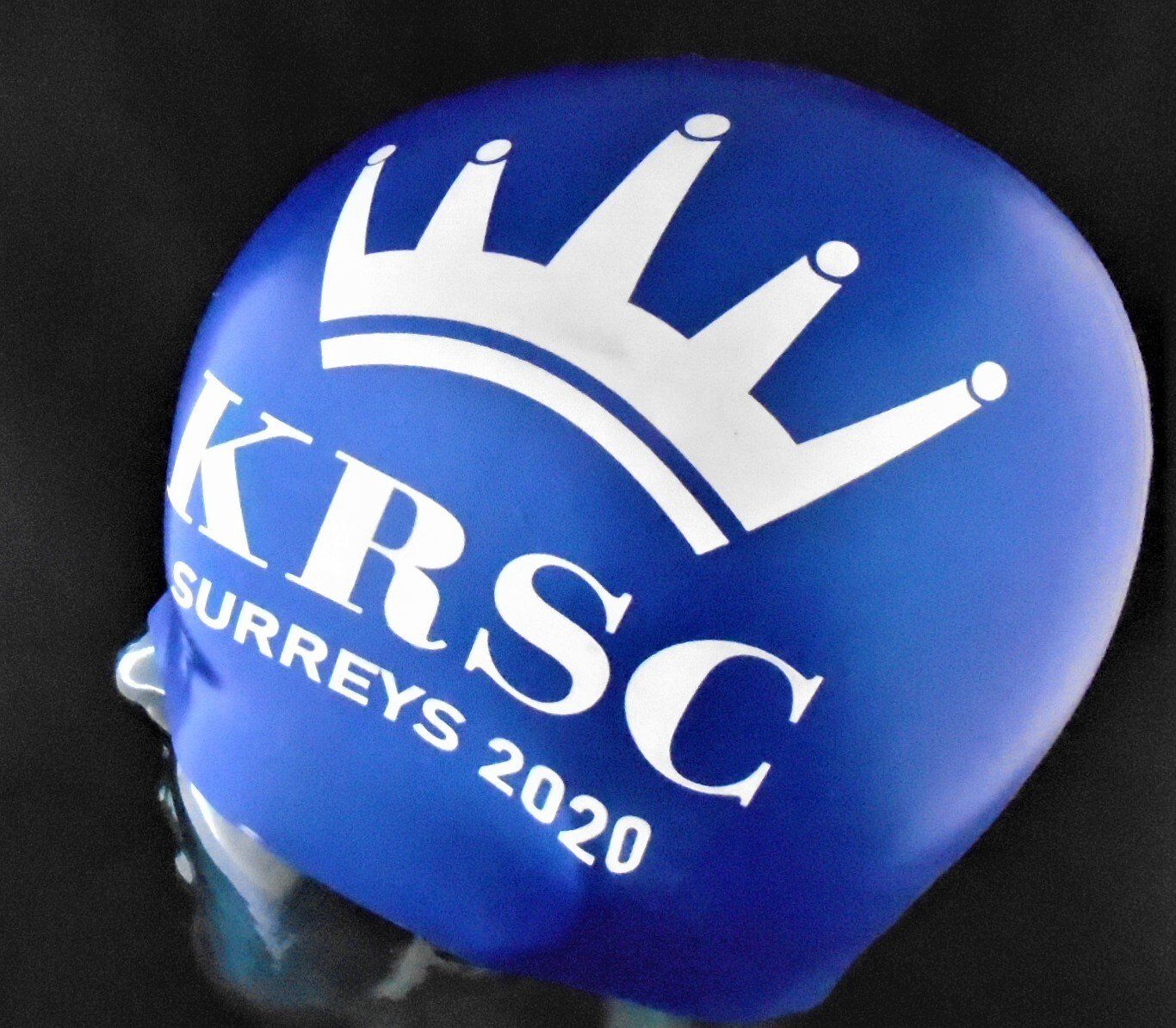 En blå badehætte med KRSC Surreys 2020 skrevet på den