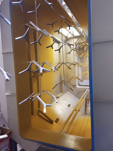 Mobiletto asciugabiancheria industriale giallo con ganci in metallo e vassoio vuoto all'interno
