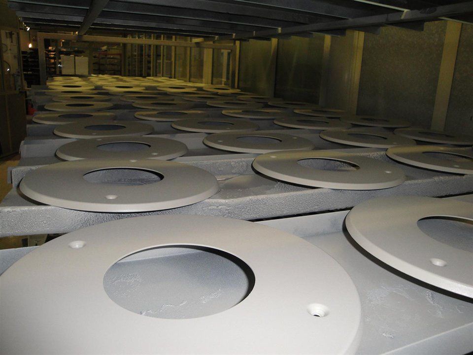 powder and liquid coating of metal objects