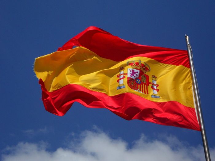 Spaanse vlag - auto huren Alicante - verkeersregels
