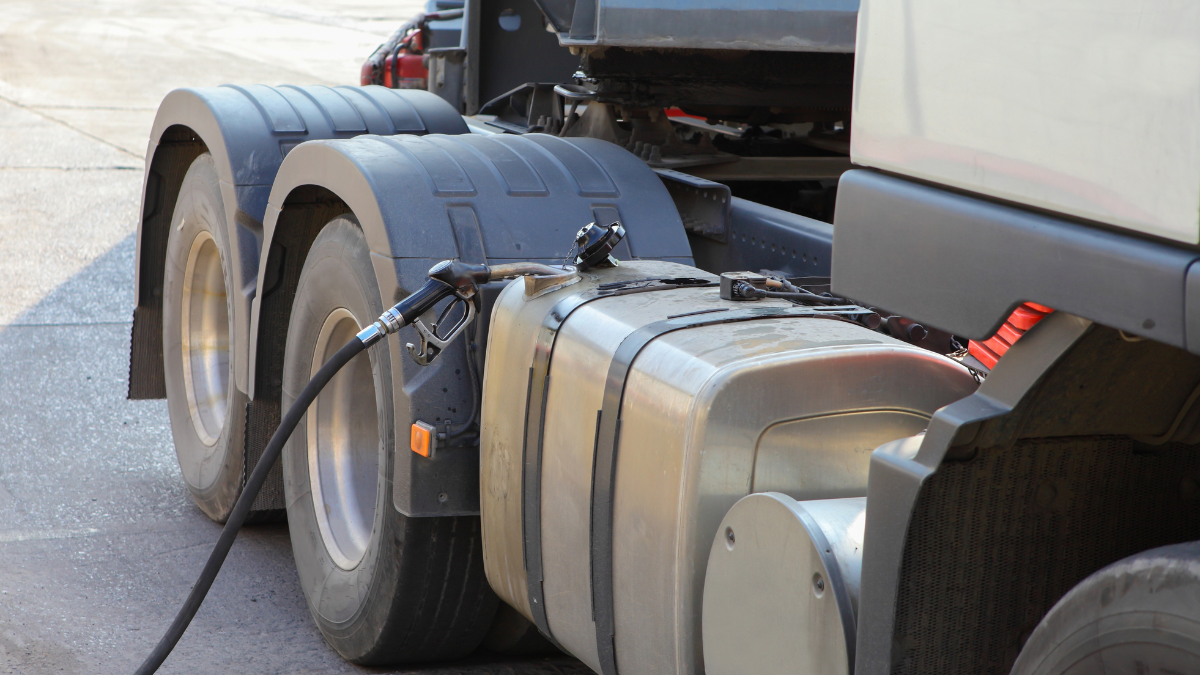 Abastecimento de combustível em caminhão a diesel, com bico inserido no tanque lateral