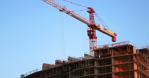 Um guindaste de construção está trabalhando em um prédio em construção.
