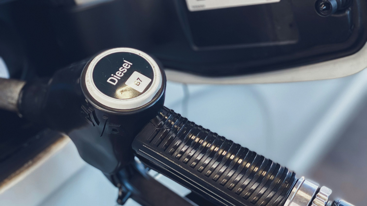 Bico de abastecimento de diesel inserido no tanque de combustível de um veículo.