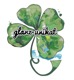 Grünes vierblättriges Kleeblatt mit dem Schriftzug „glanz-unikat“. Aquarell-Effekt, weißer Hintergrund.