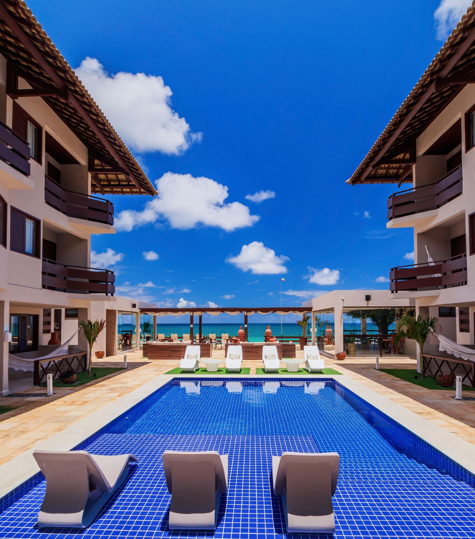 Um quarto de hotel com uma cama grande e um banheiro.