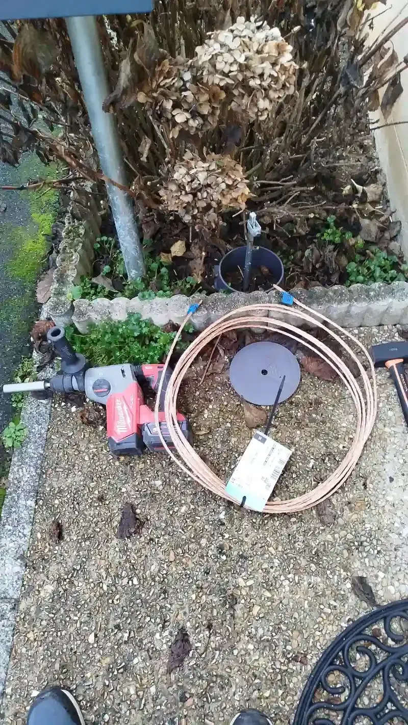 Installation d'un piquet de terre en Essonne