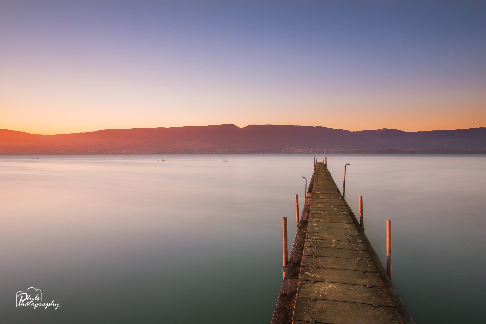 Steg ins Wasser Neuenburgersee