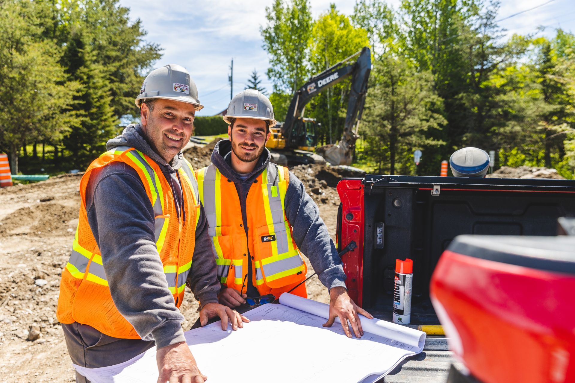 Deux ouvriers du bâtiment se tiennent côte à côte sur un chantier de construction.