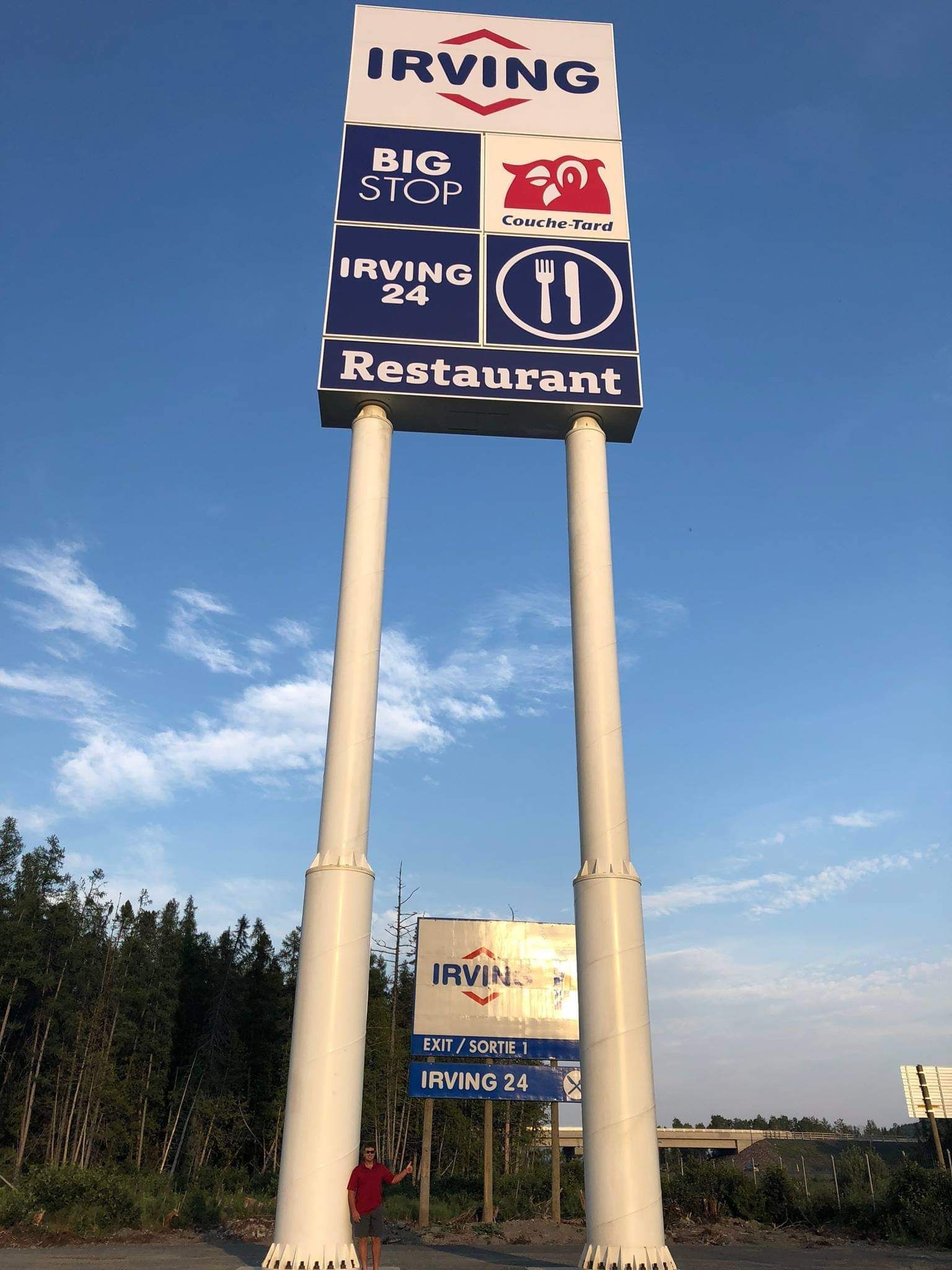 Une grande pancarte indiquant le restaurant Irving.
