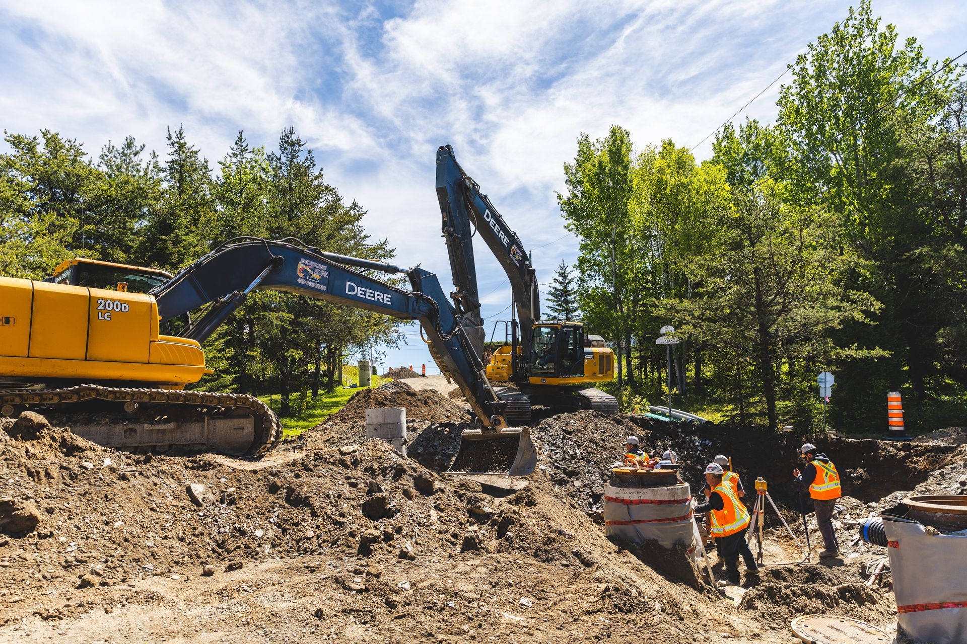 Un groupe d'ouvriers du bâtiment travaillent sur un chantier de construction.