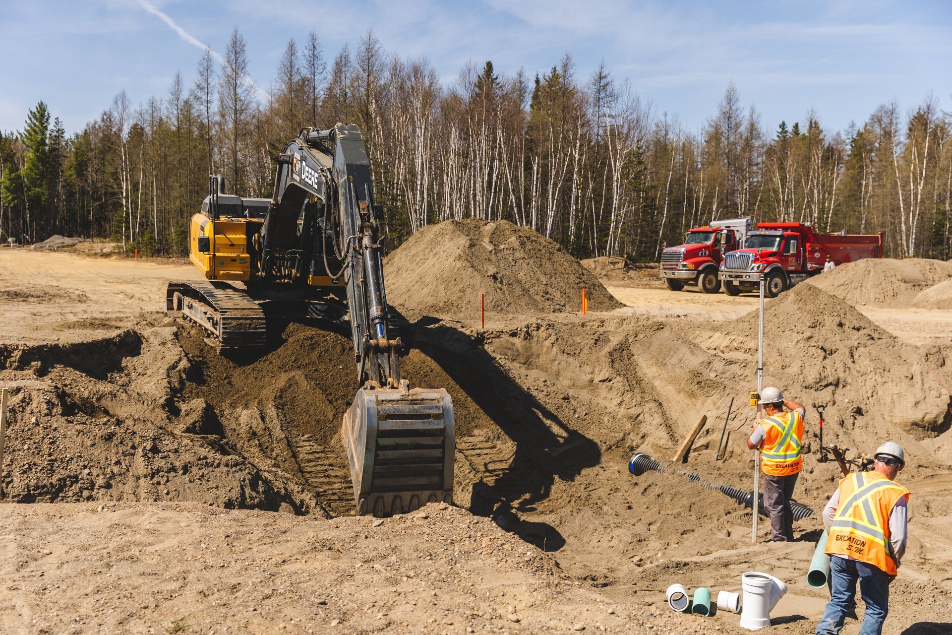 Un chantier de construction avec un bulldozer creusant un trou dans la terre.