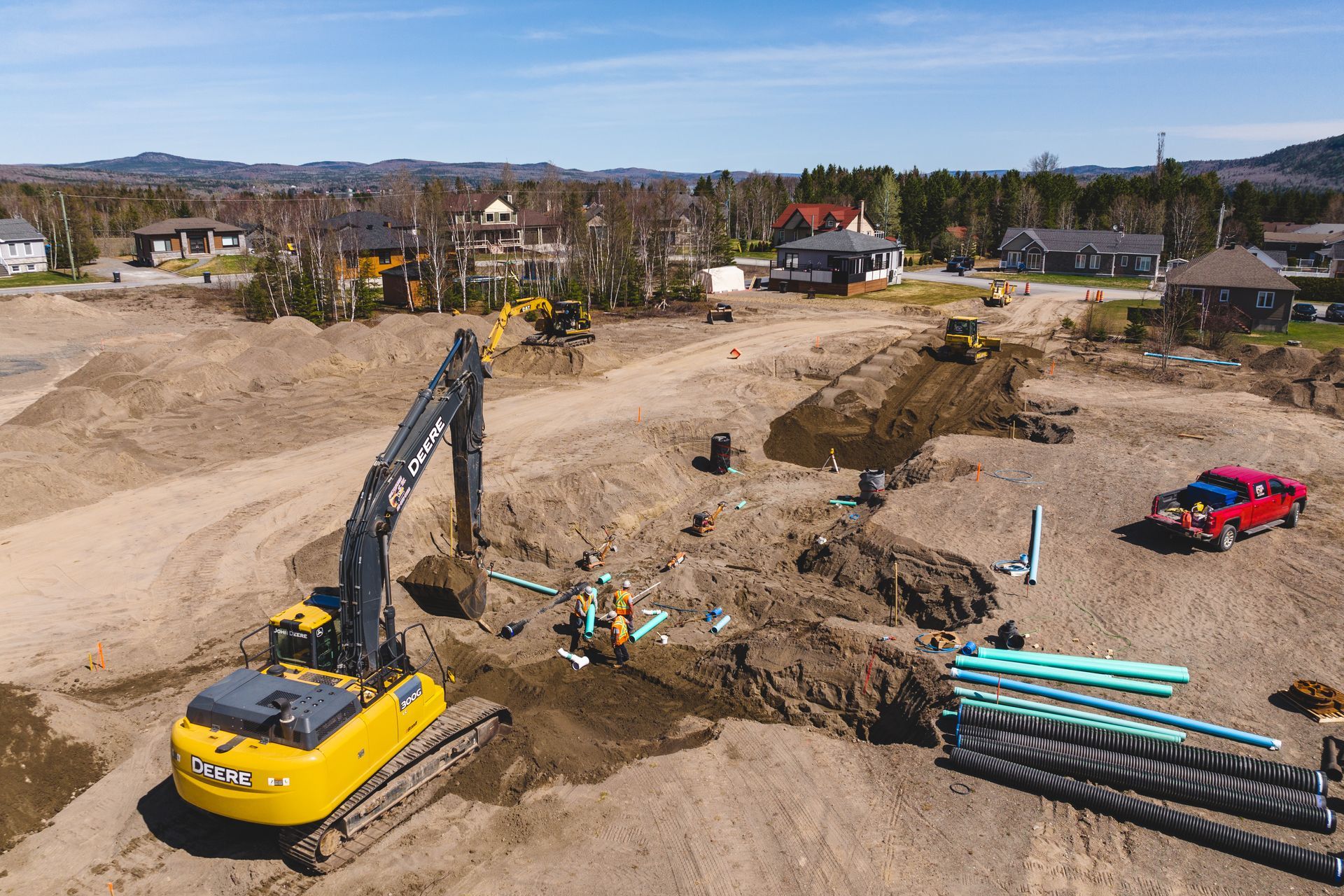 Une vue aérienne d'un chantier de construction avec une pelle jaune.