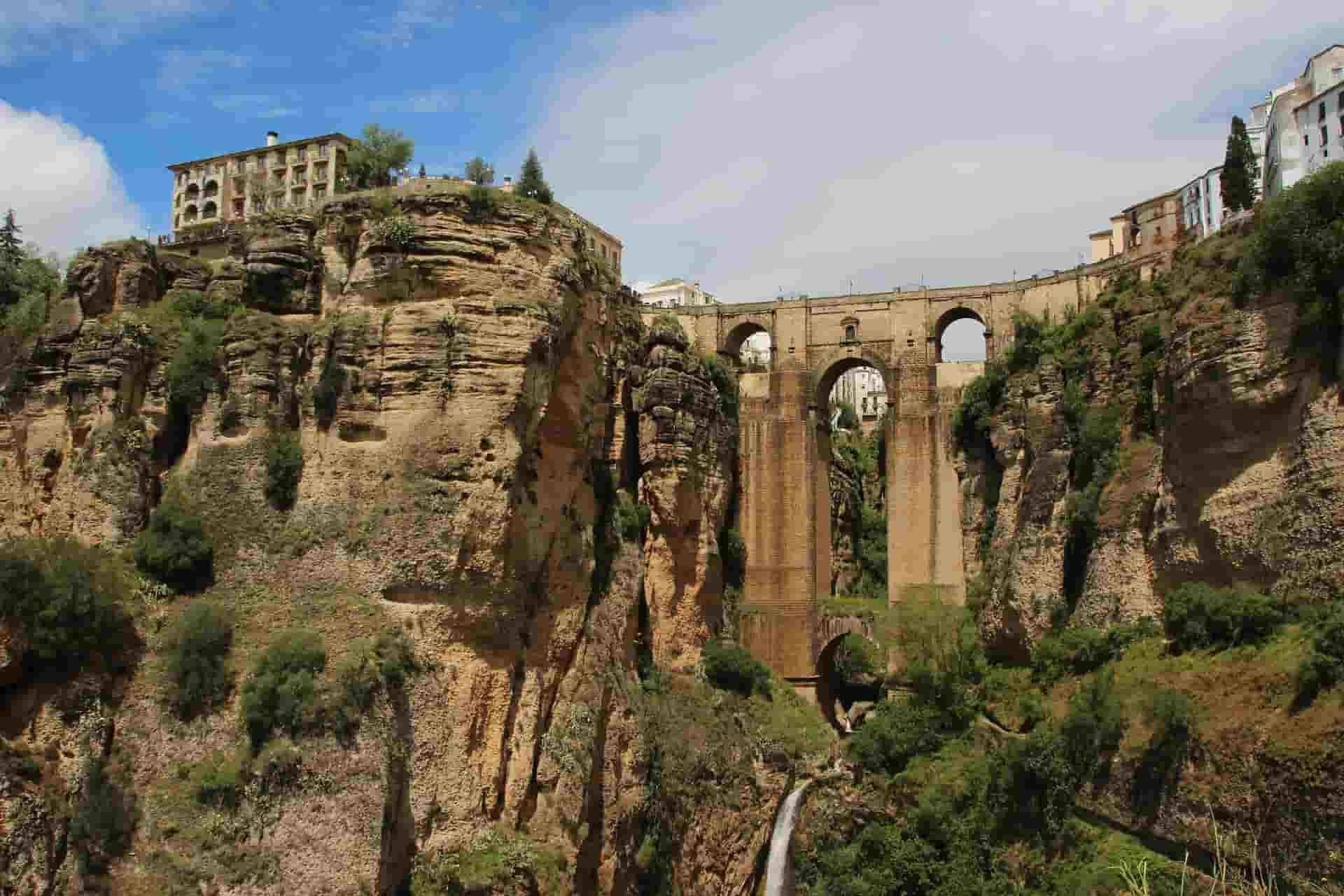 A bridge in the middle of Ronda between two cliffs.