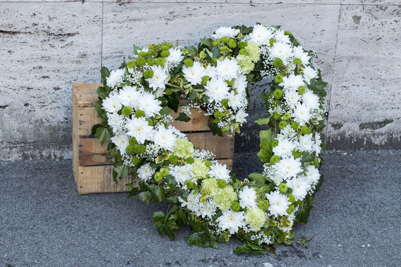 ghirlanda di fiori bianchi funerale