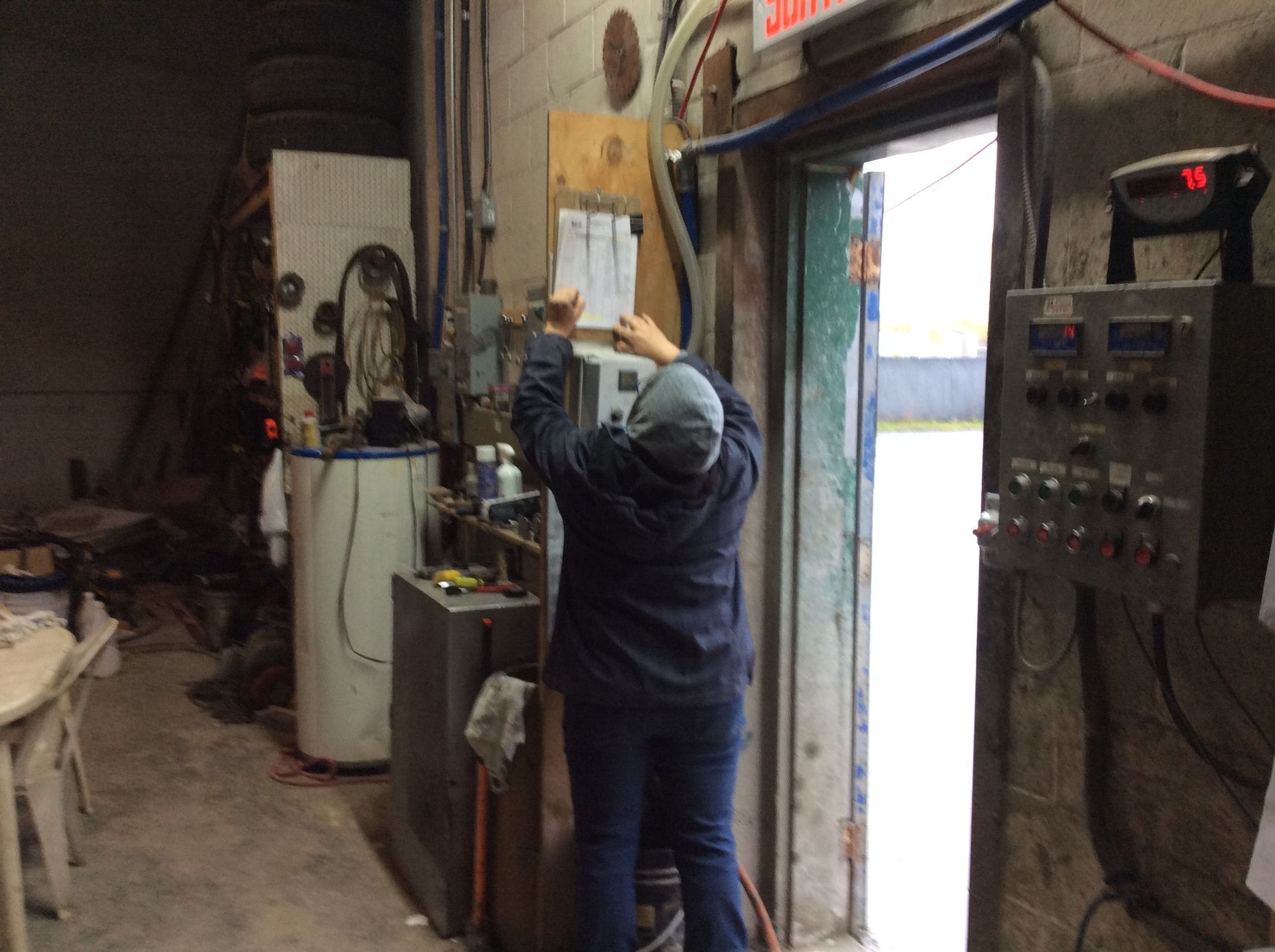 Un homme travaille sur une machine dans un entrepôt