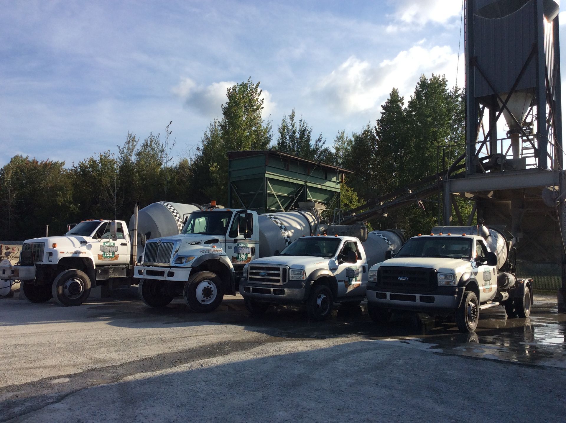 Une rangée de camions est garée sur un parking