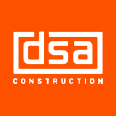 Le logo de DSA Construction est orange et blanc