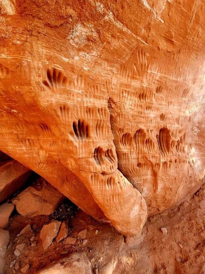 markings-in-the-red-rock