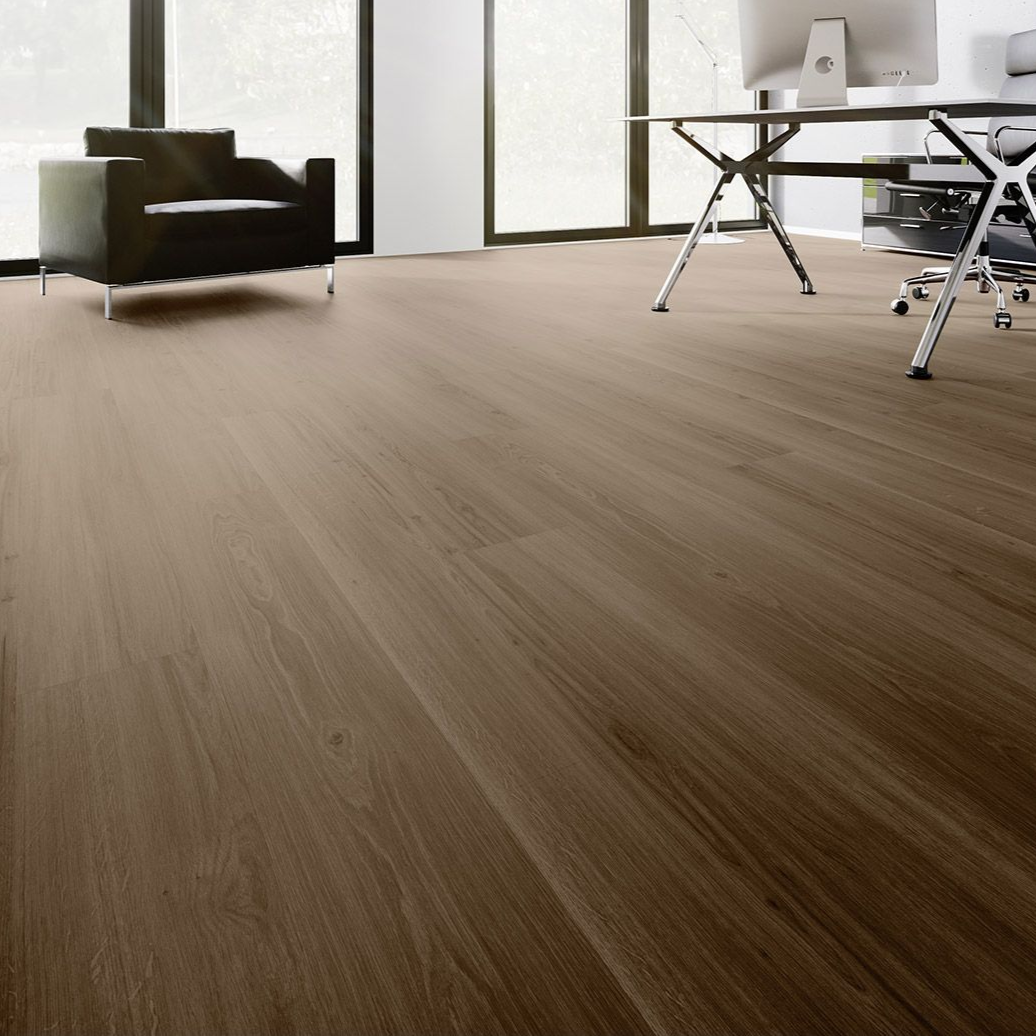 Intérieur de bureau moderne avec un sol imitation bois marron, un fauteuil noir et un bureau minimaliste avec un ordinateur.