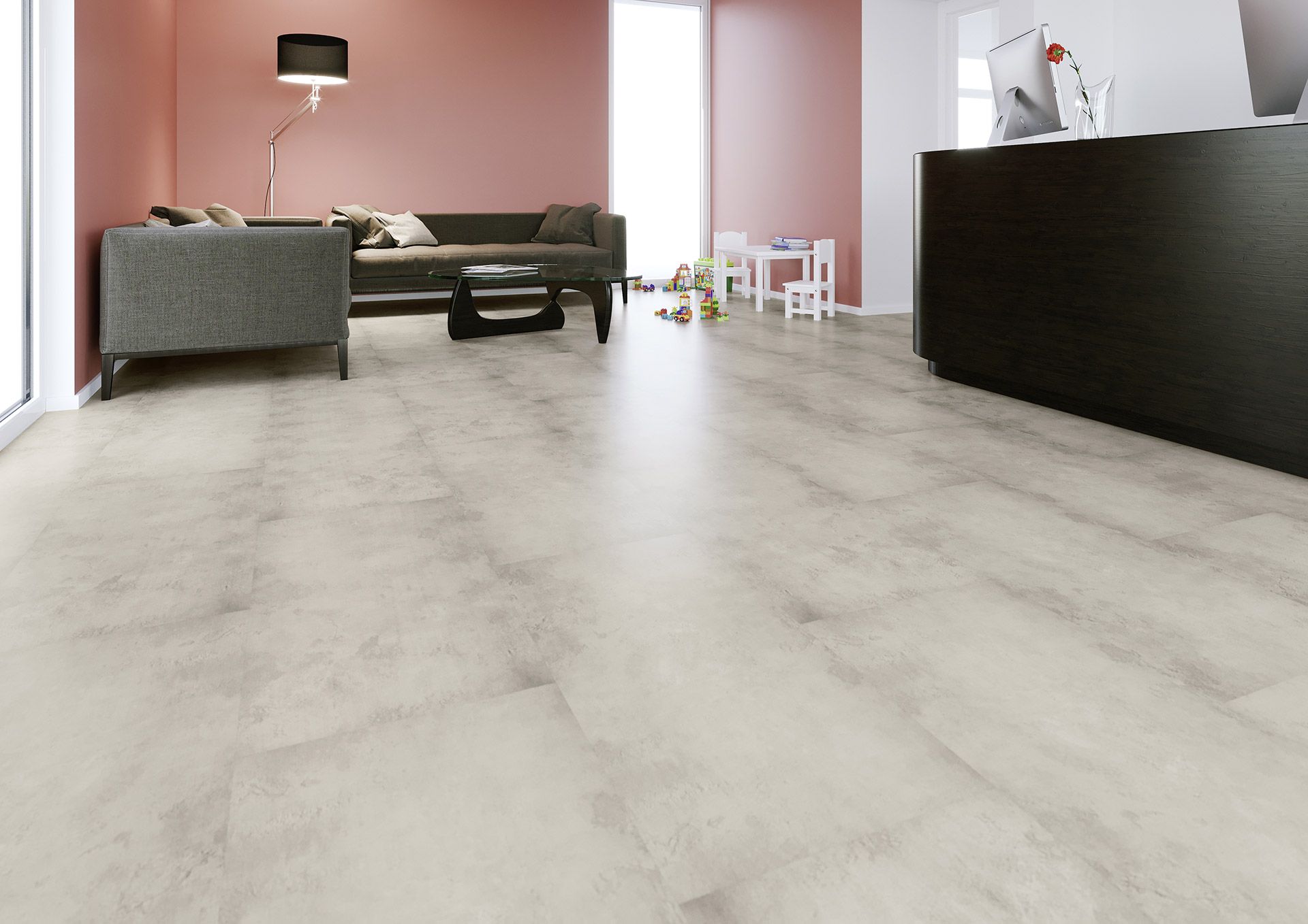 Un sol en vinyle gris clair imitation béton dans une pièce moderne avec un canapé foncé, des murs roses et un comptoir d'accueil.